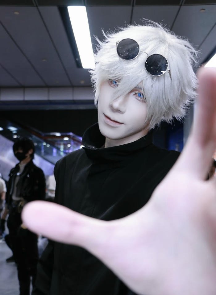 hình cosplay gojo phong cách tối giản