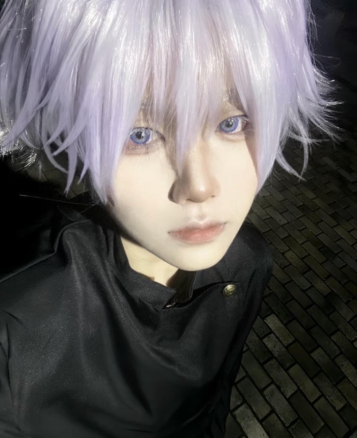 hình cosplay gojo tóc trắng nổi