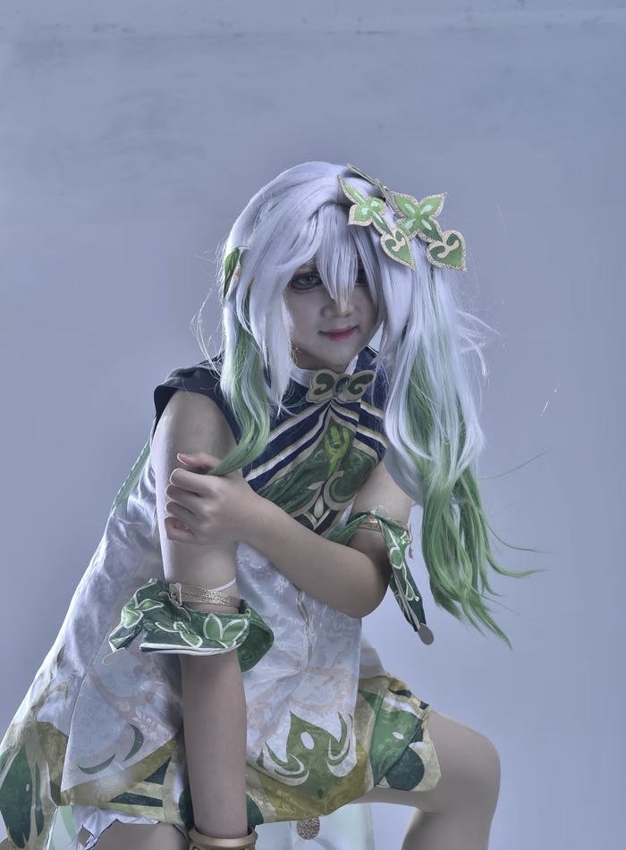 hình cosplay nahida tóc trắng bồng