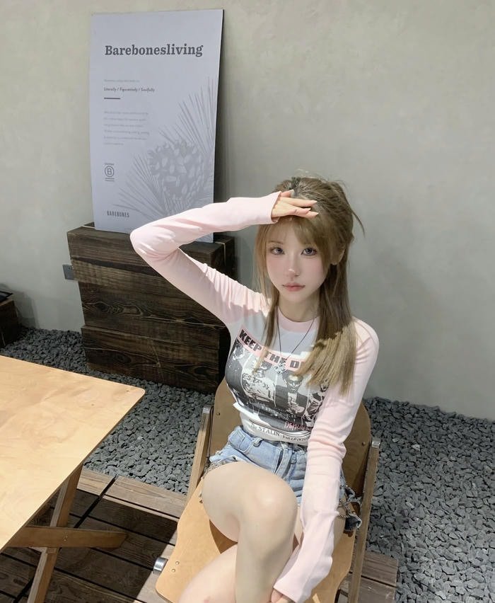 hình gái mặc quần ngắn ôm gọn