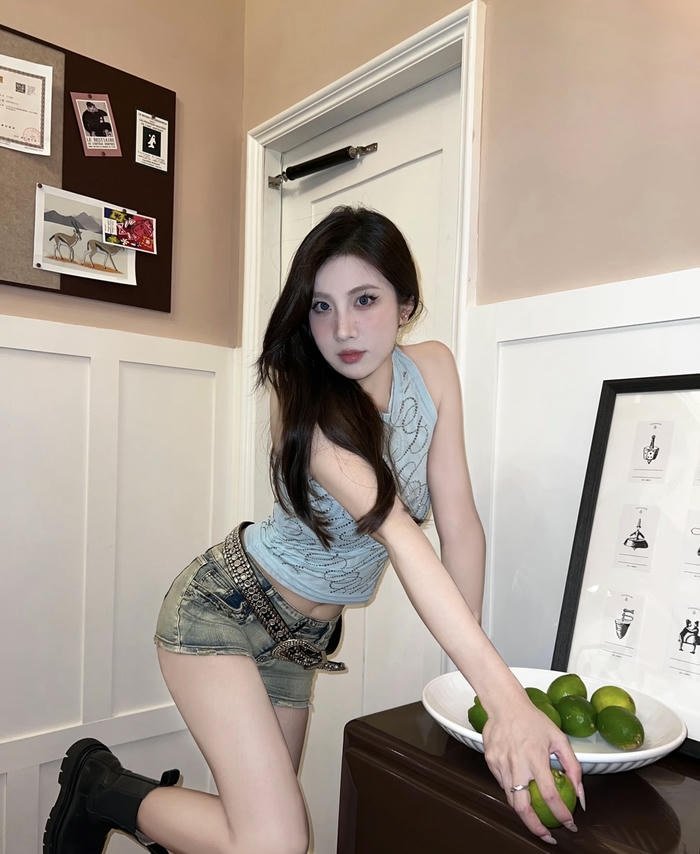 hình gái mặc quần ngắn trang phục đáng yêu