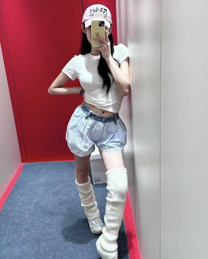 hình gái mặc quần ngắn trẻ trung