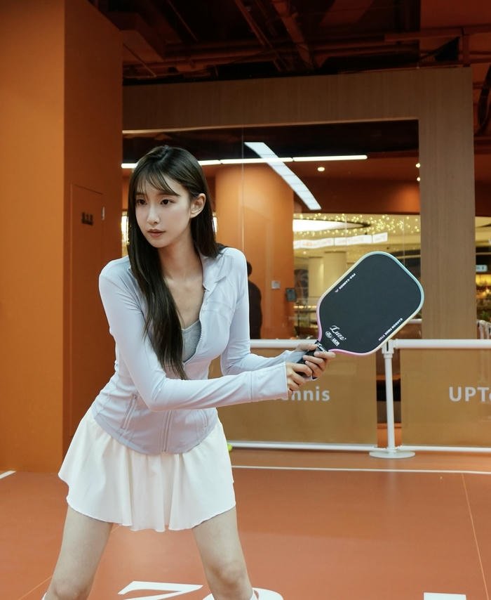 hình gái xinh chơi pickleball đánh bóng