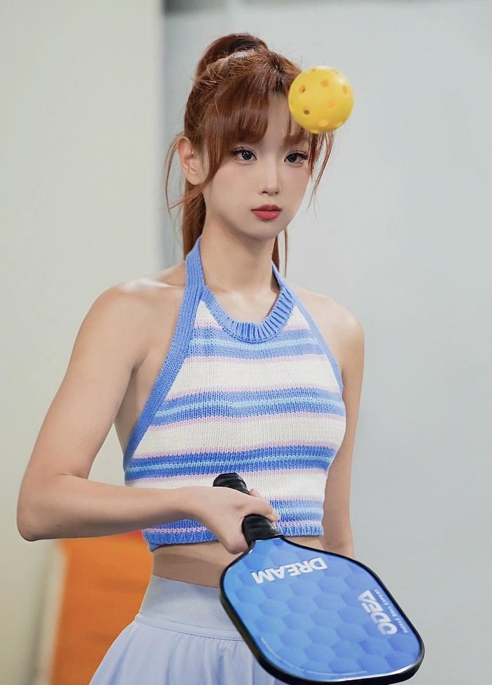 hình gái xinh chơi pickleball đánh trả