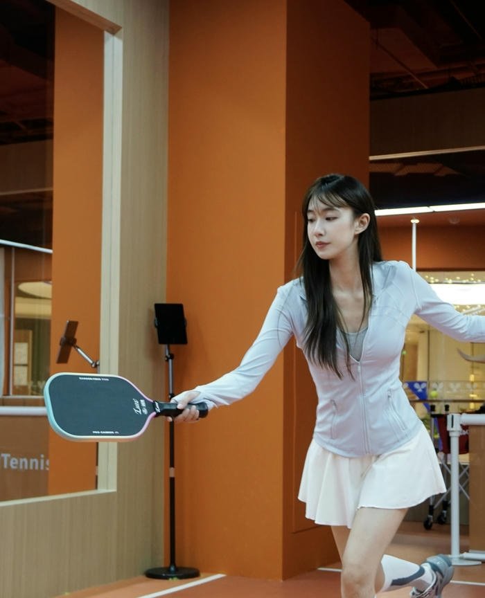 hình gái xinh chơi pickleball giao cầu