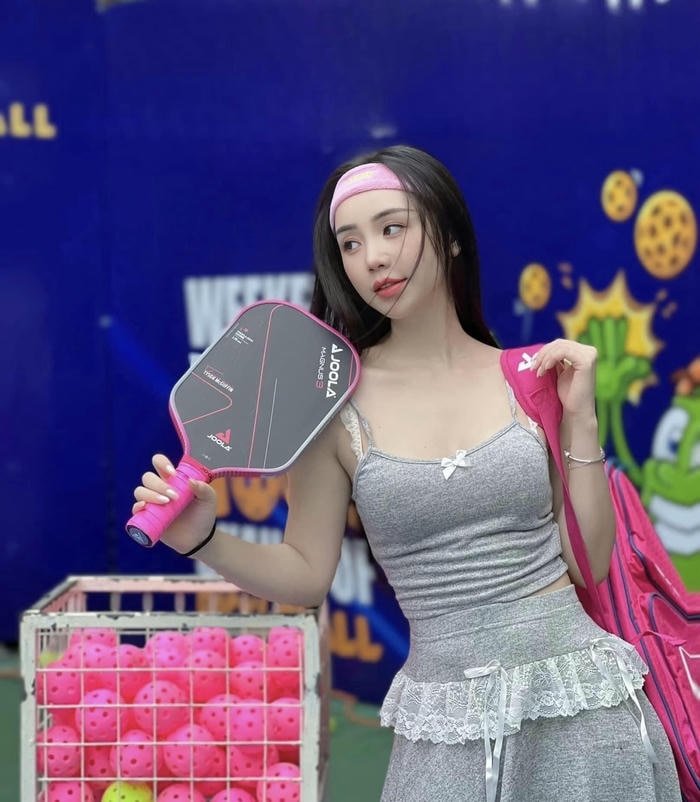 hình gái xinh chơi pickleball mồ hôi