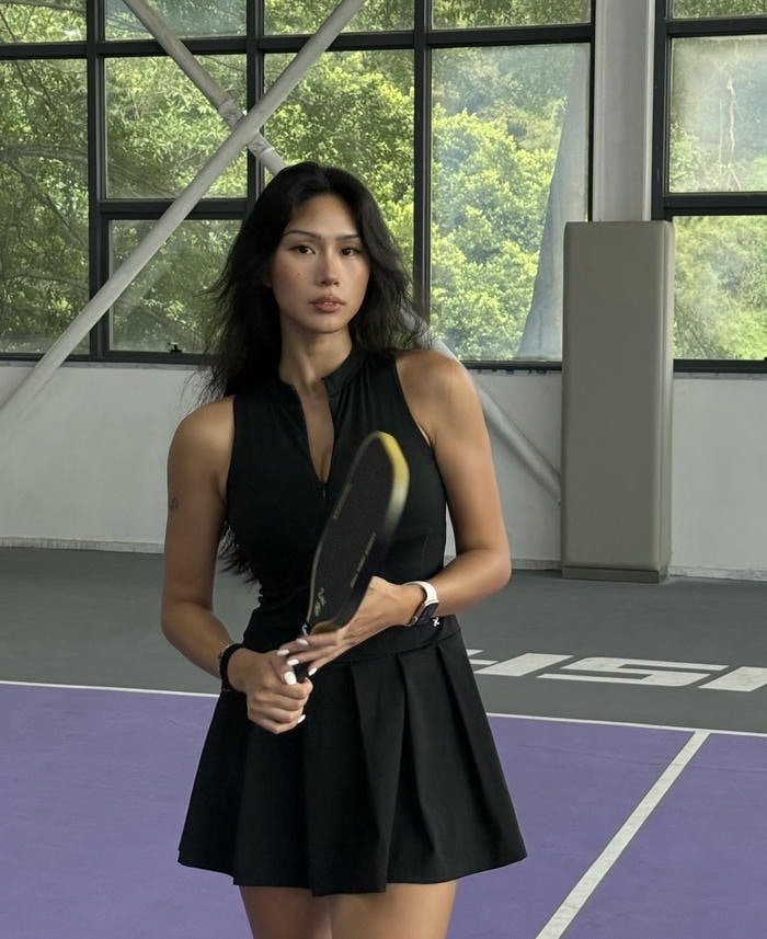 hình gái xinh chơi pickleball tập luyện