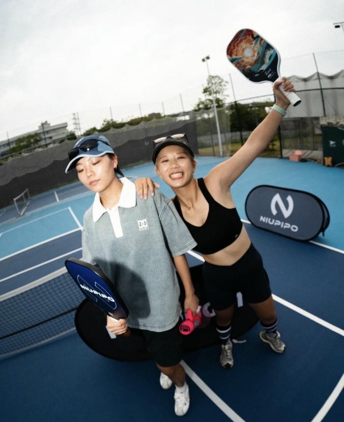 hình gái xinh chơi pickleball tập trung