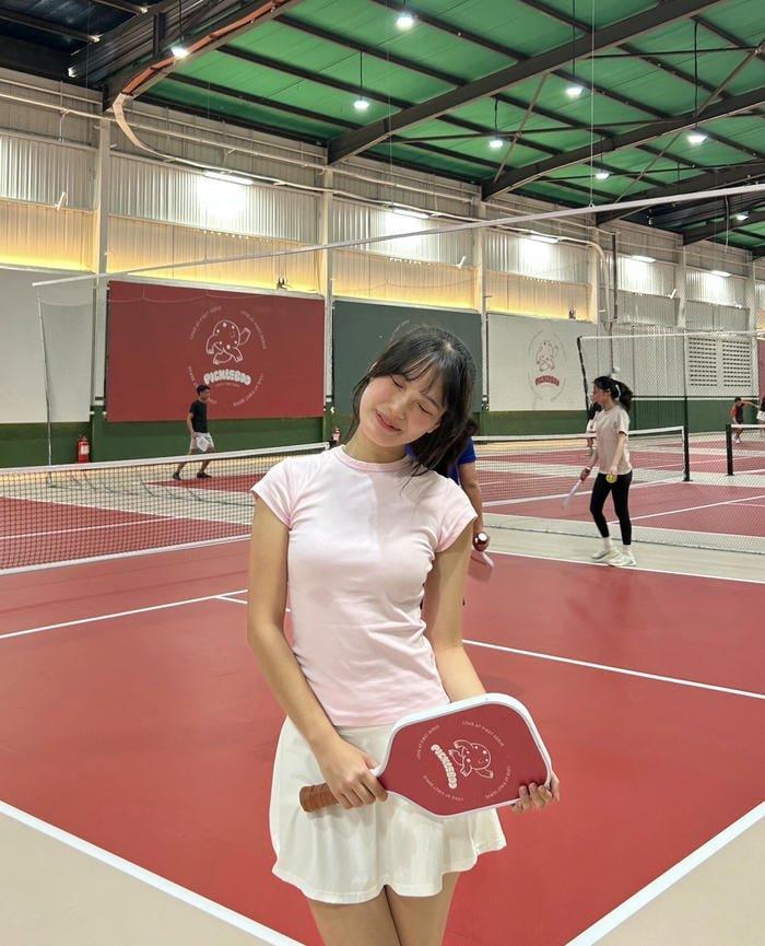 hình gái xinh chơi pickleball thể thao