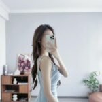 hình gái xinh chụp trước gương che mặt tự nhiên