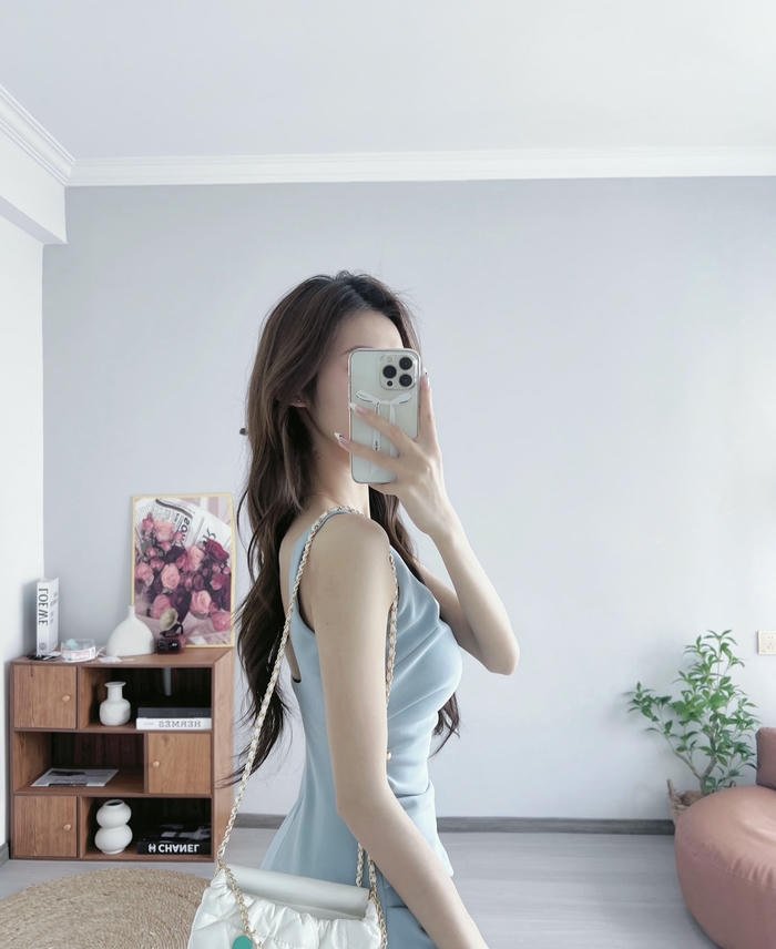 hình gái xinh chụp trước gương che mặt tự nhiên