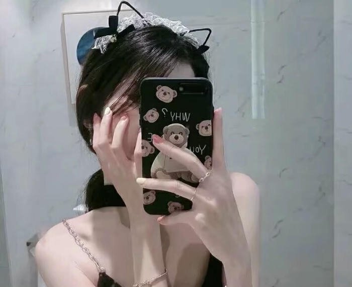 hình gái xinh chụp trước gương đơn giản mà đẹp