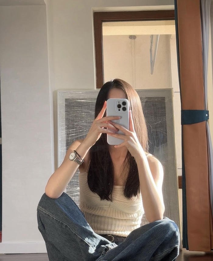 hình gái xinh chụp trước gương phỏng ngủ che mặt