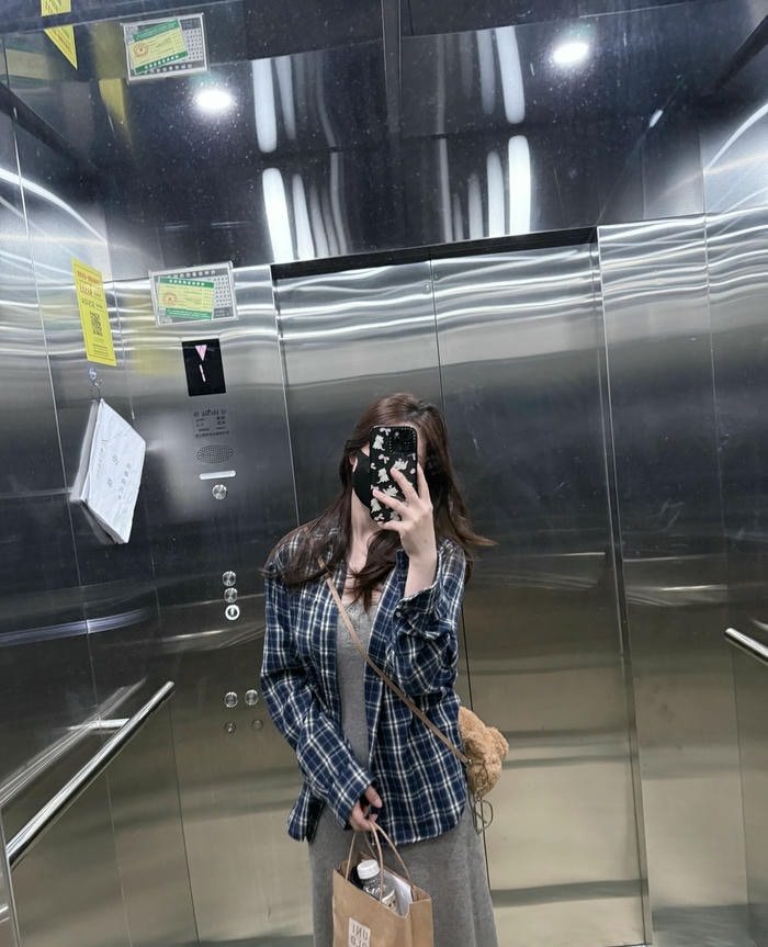 hình gái xinh chụp trước gương thang máy