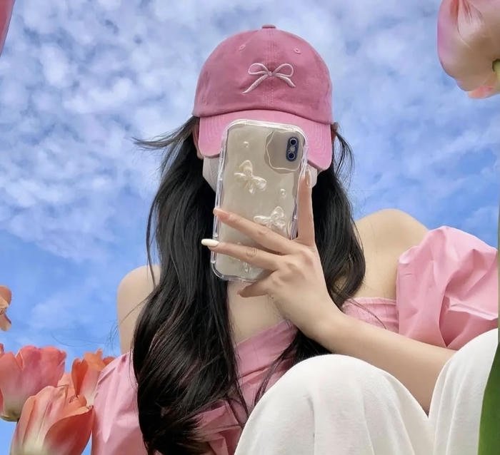 hình gái xinh chụp trước gương thích màu hồng