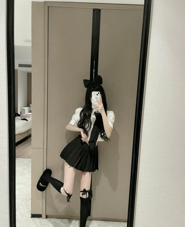 hình gái xinh chụp trước gương tóc buông