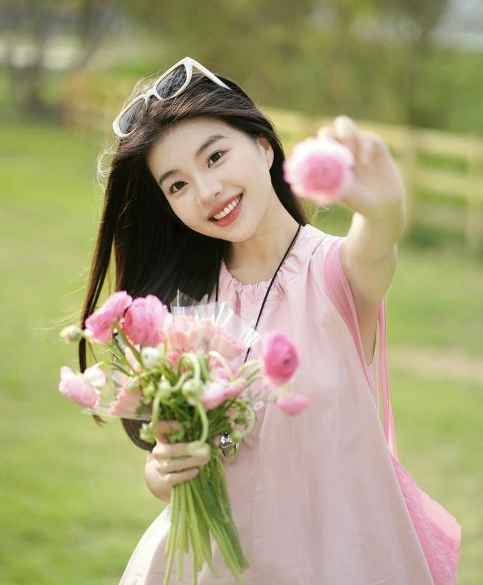 hình gái xinh cười mềm mại