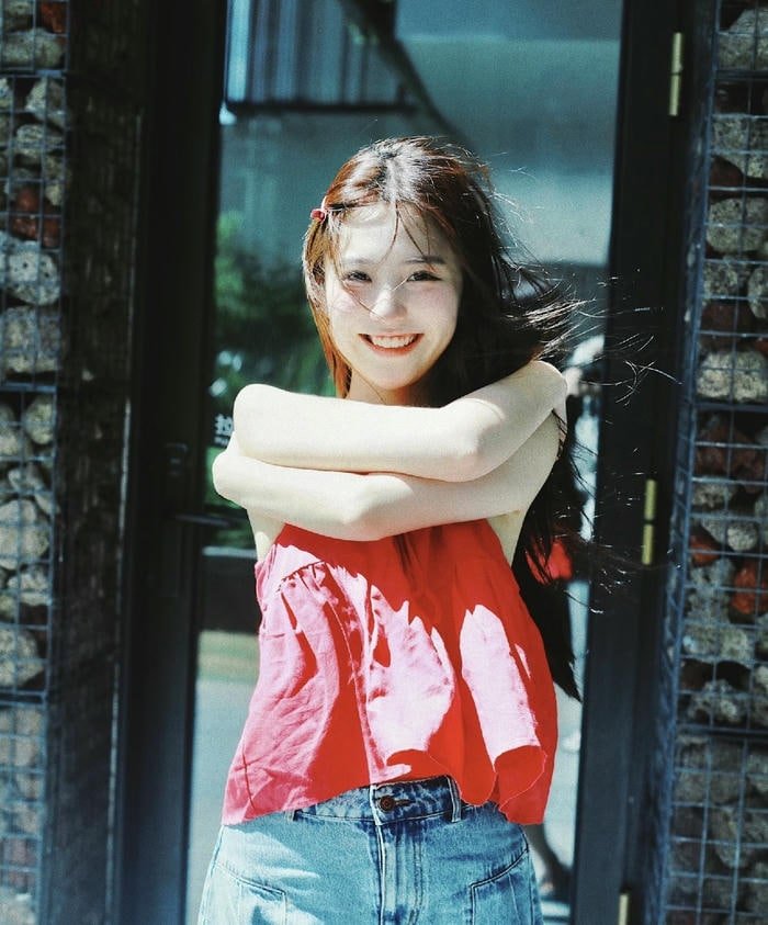 hình gái xinh cười trẻ trung