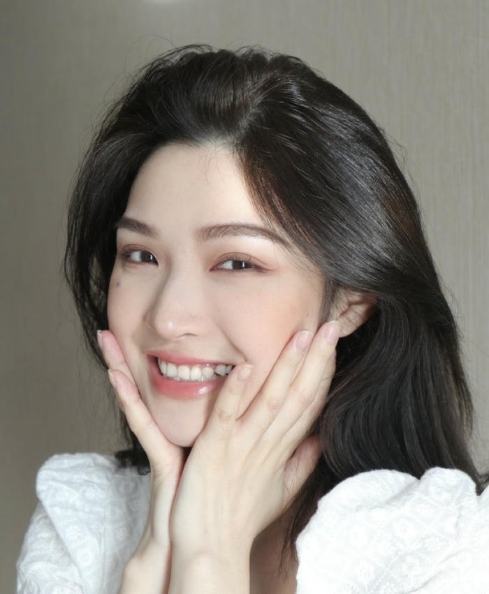 hình gái xinh cười vui vẻ