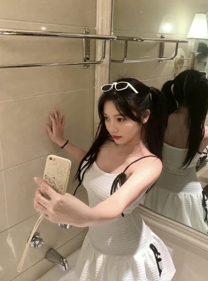 hình gái xinh mặc đồ thiếu vải ánh sáng dịu