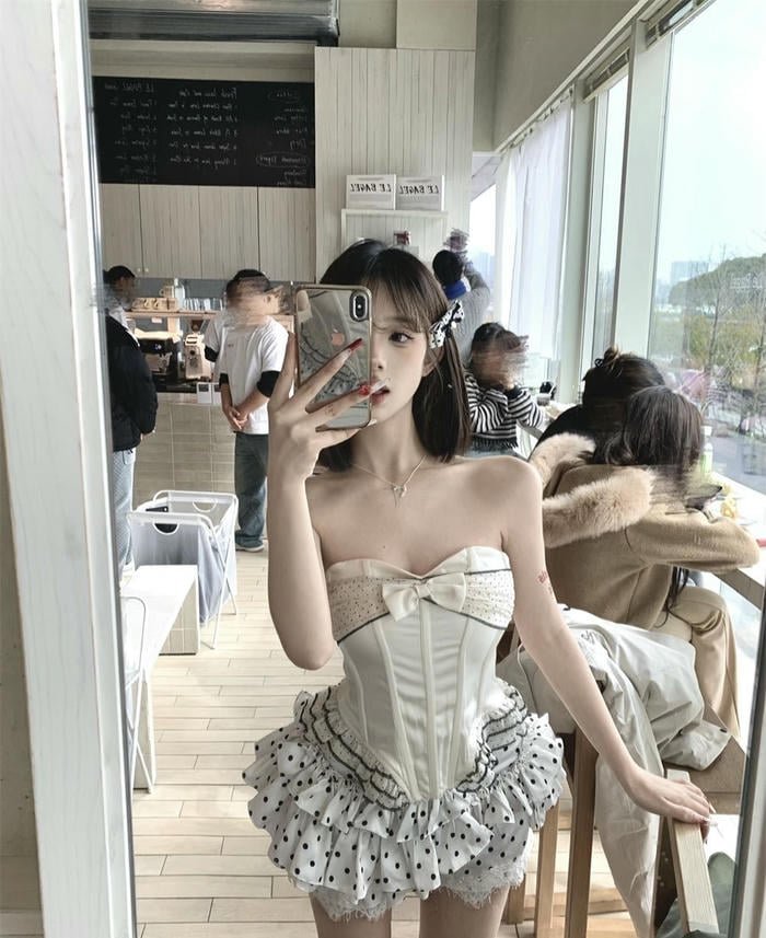 hình gái xinh mặc đồ thiếu vải dáng đứng mềm