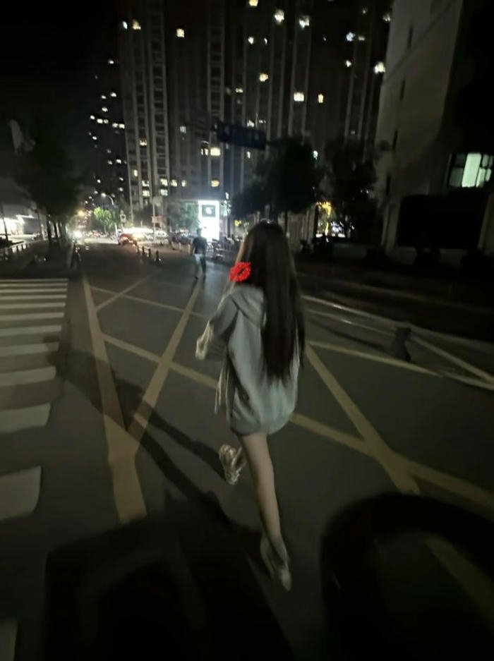 hình girl phố bước chân linh hoạt nhanh
