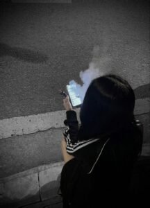 hình girl phố dáng ngồi bậc thềm đá