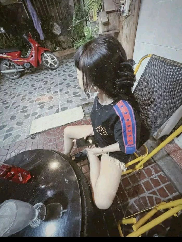 hình girl phố dáng ngồi đẹp
