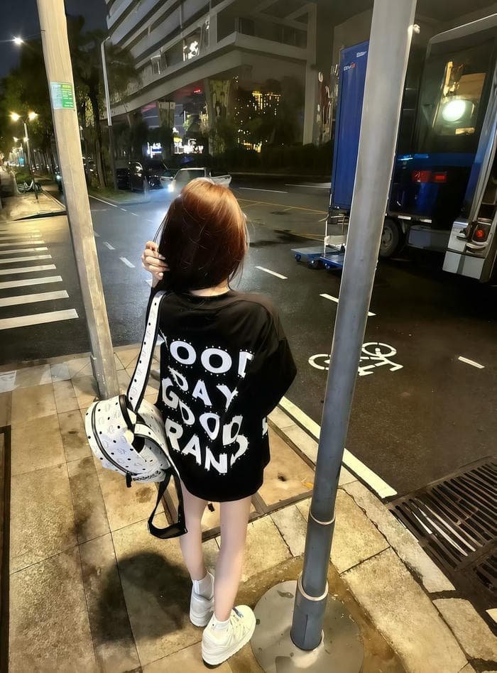 hình girl phố giày sneaker bước nhanh đều