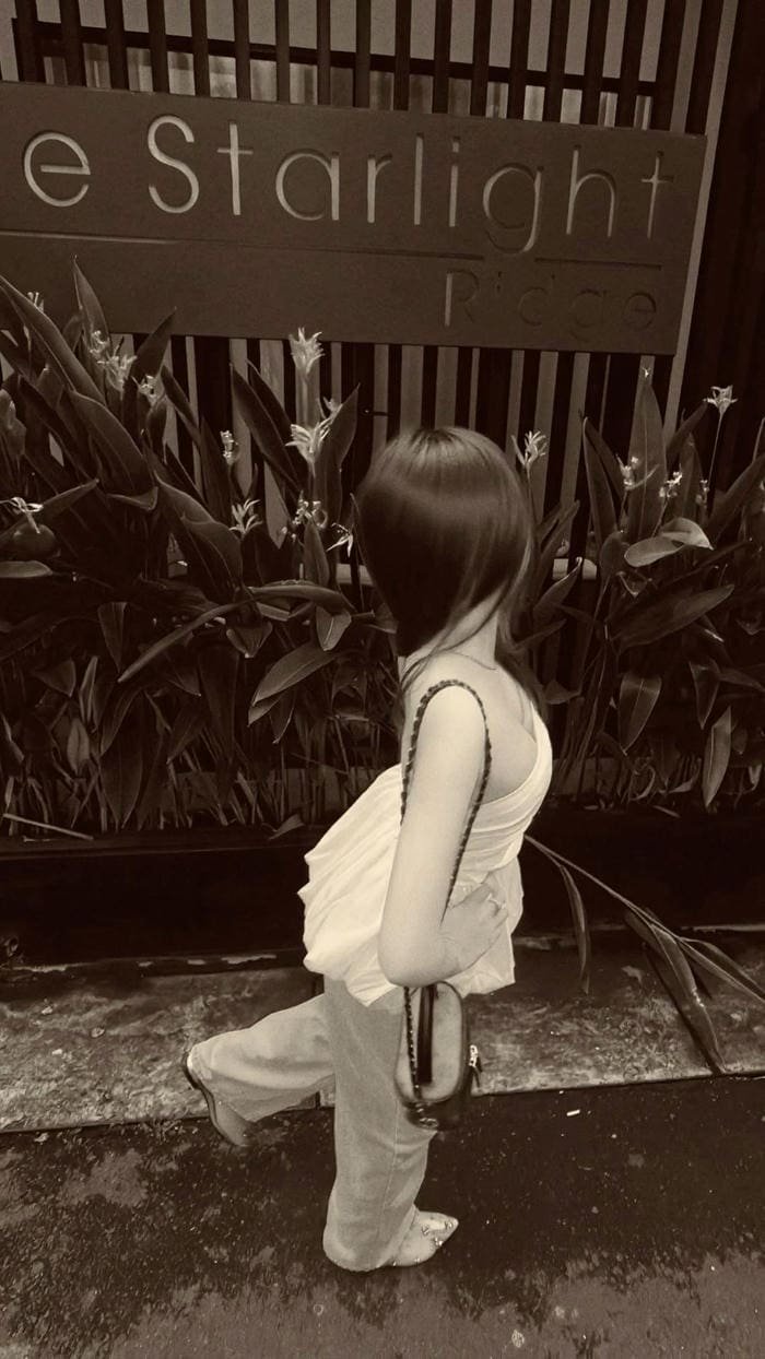 hình girl phố túi đeo chéo tiện lợi