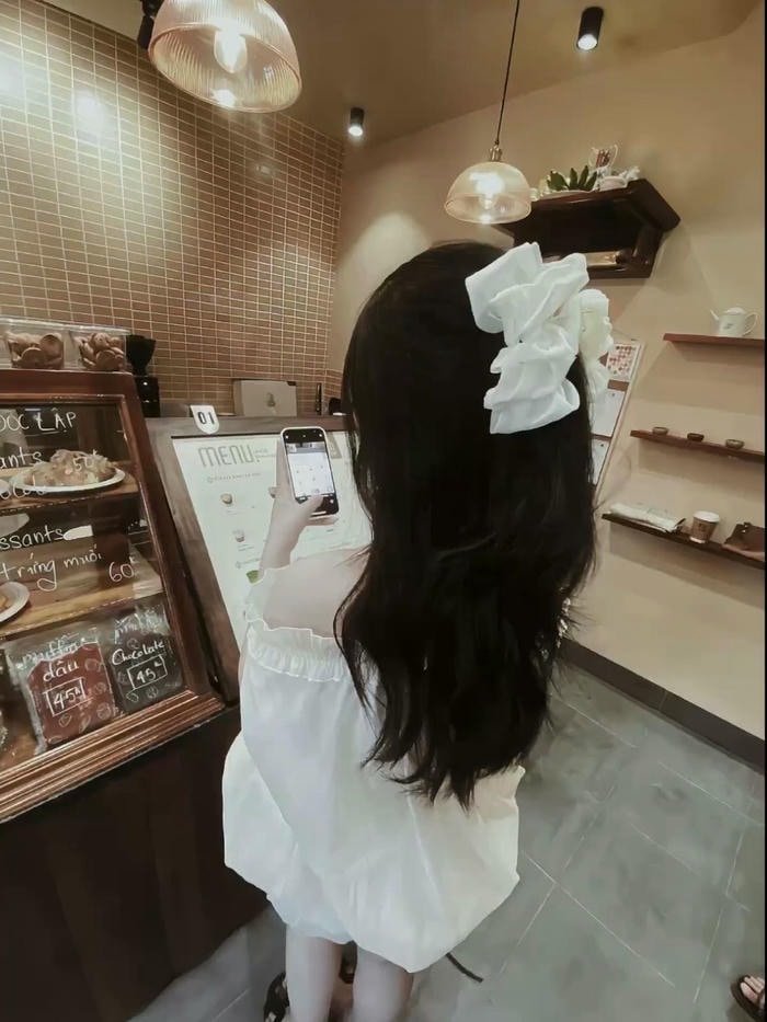 hình girl phố váy ngắn năng động trẻ