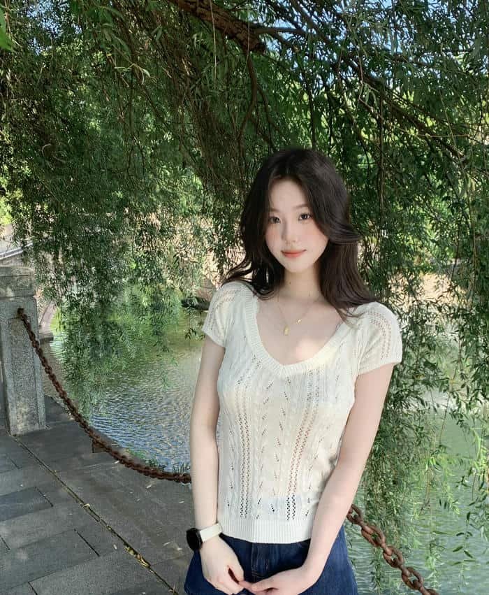 hình mạng gái dáng đứng tự nhiên
