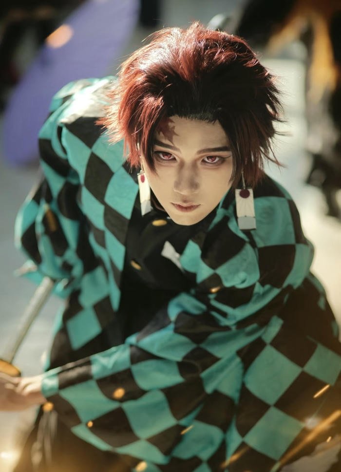 trai đẹp cosplay tanjiro ánh mắt lạnh