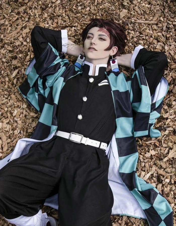 trai đẹp cosplay tanjiro nhìn cuốn