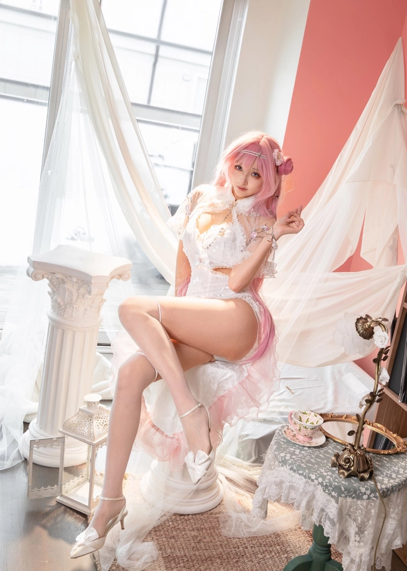 Ảnh Luisa cosplay cùng phong cách nữ tính đầy mê hoặc