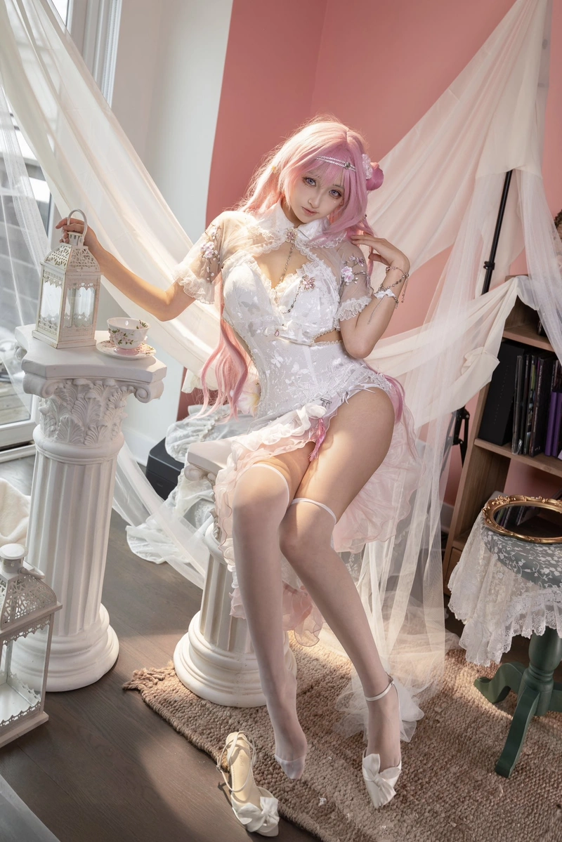 Ảnh Luisa cosplay cùng vẻ ngoài quyến rũ đầy tự tin