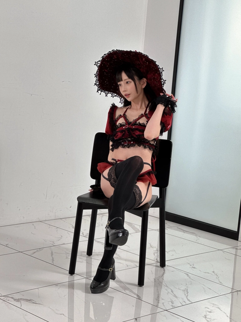 Ảnh Nanasawa Mia bikini sexy đội mũ