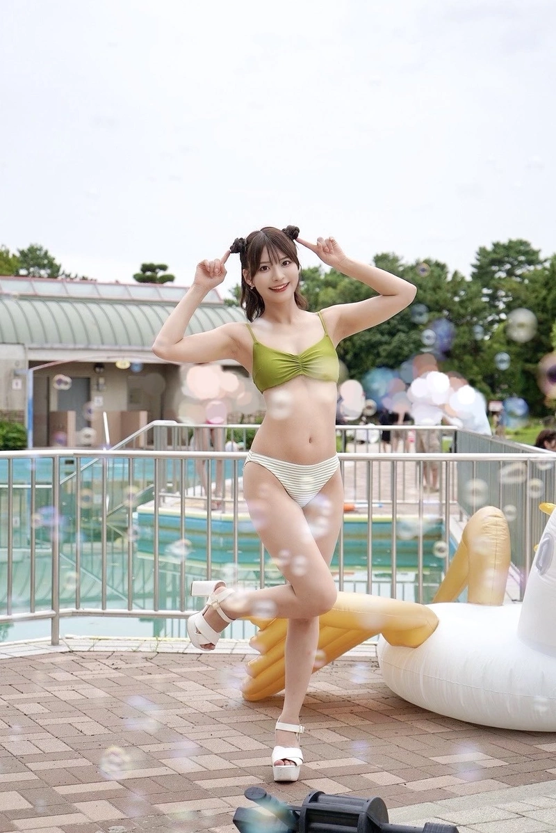Ảnh Natsu Tojo bikini sexy ở ngoài trời
