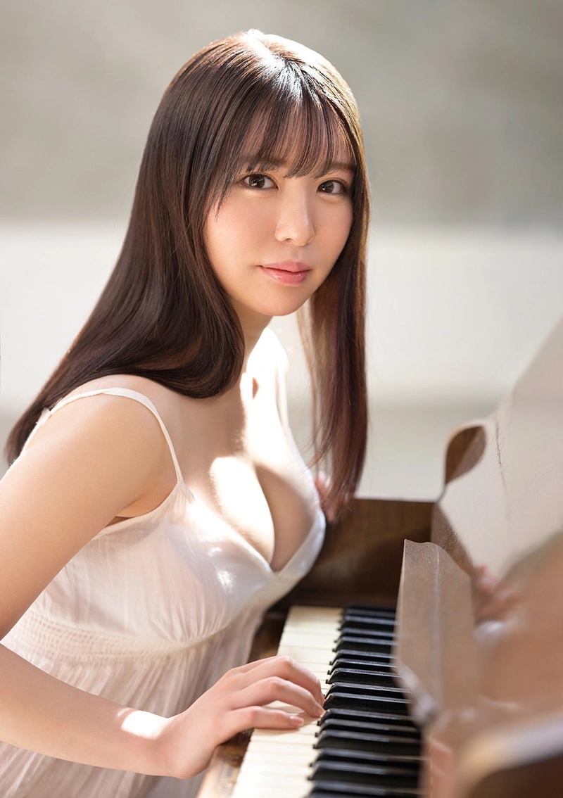 Ảnh Rei Kuroshima bikini sexy đánh đàn piano