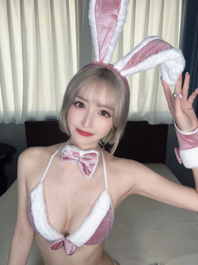 Ảnh Sarina Momonaga bikini sexy làm thỏ hồng