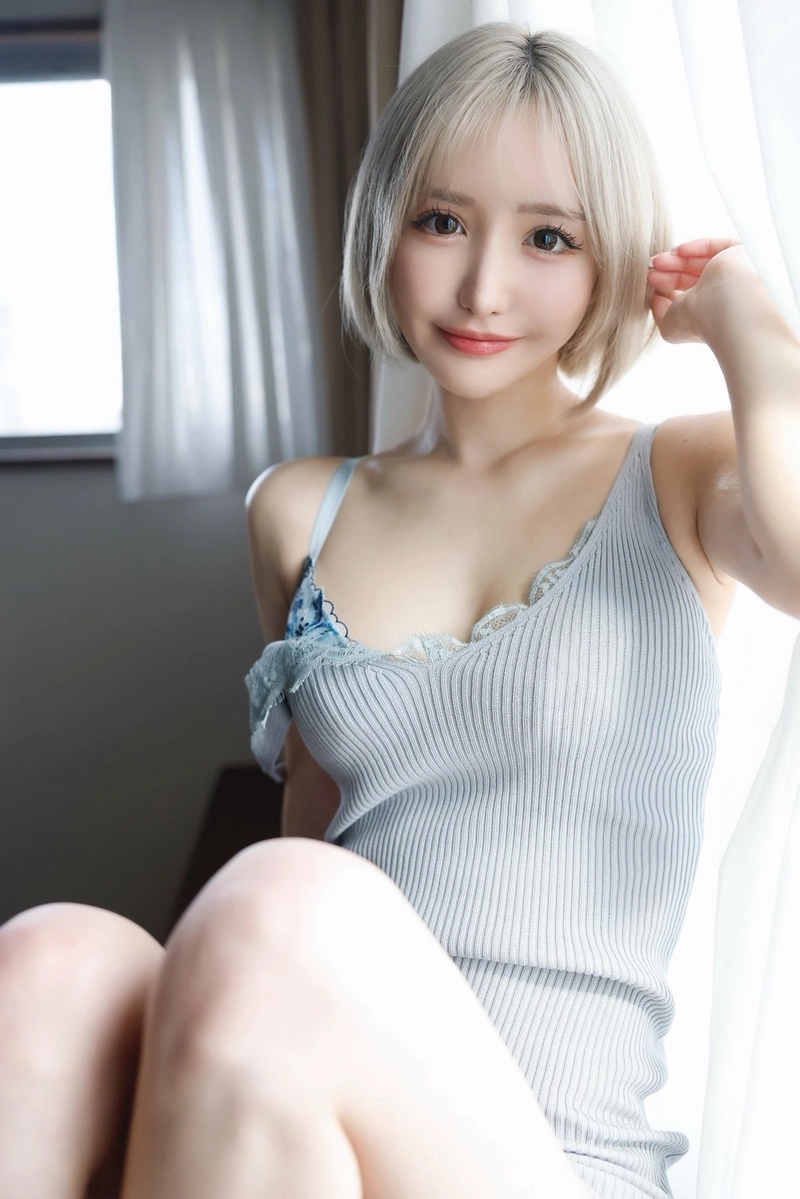 Ảnh Sarina Momonaga bikini sexy tóc ngắn bạc