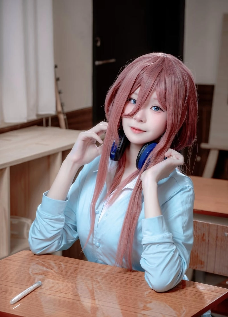 Ảnh anime gái xinh lấy cảm hứng Miku Nakano dịu dàng