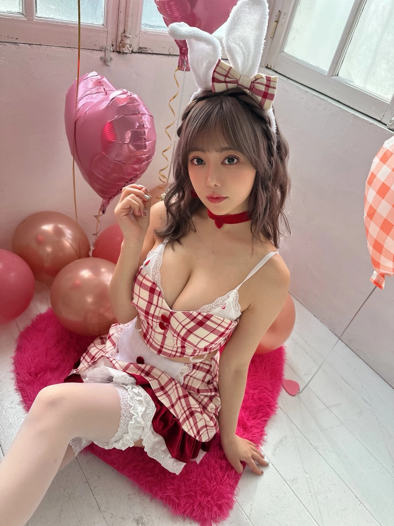 Ảnh gái Nhật Nozomi Arimura bikini sexy nhiều bóng bay