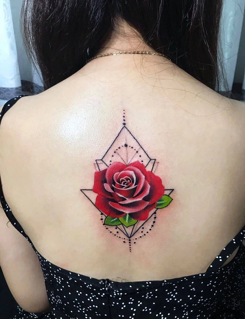 Ảnh hình xăm lưng nữ dành cho người tìm mẫu tattoo đẹp