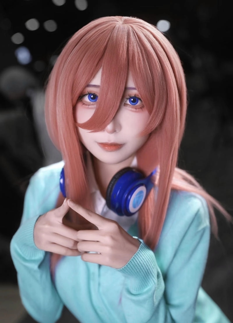 Ảnh miku nakano cosplay thần thái nhẹ nhàng cuốn hút