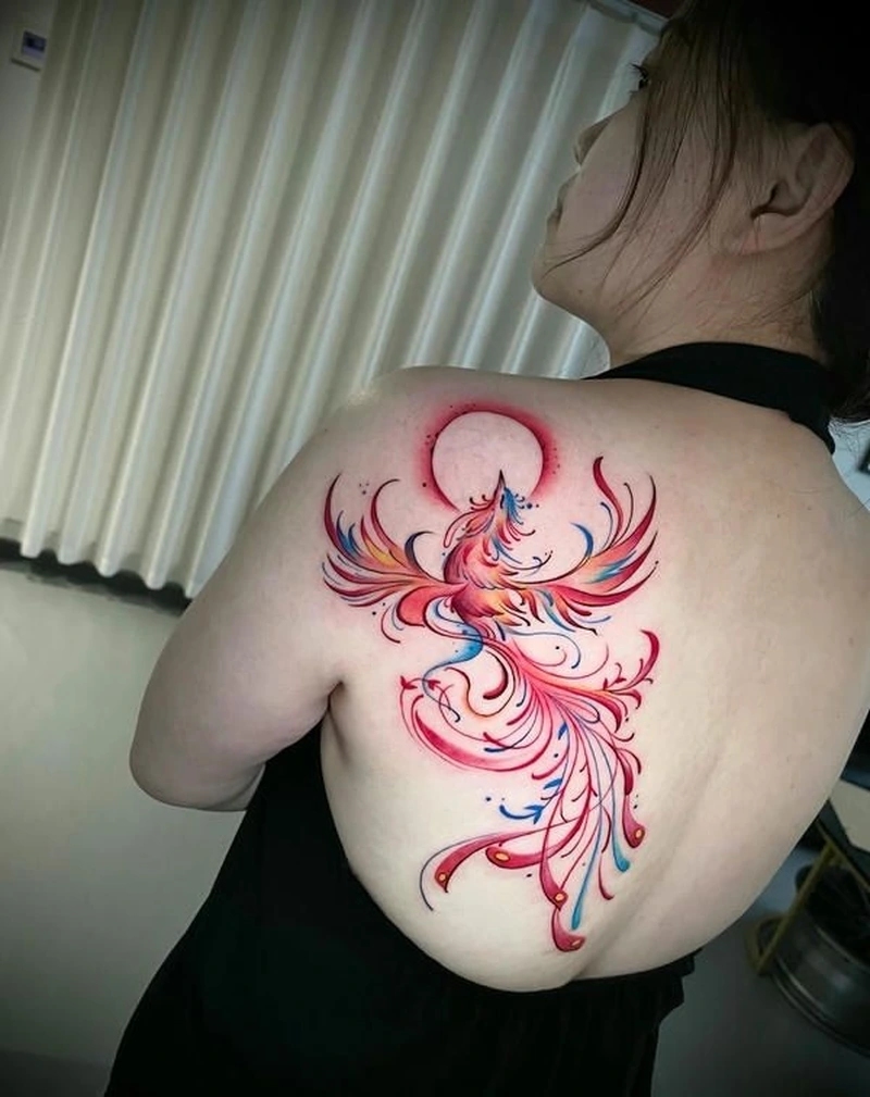 Ảnh tattoo lưng nữ mang vẻ đẹp nghệ thuật đầy cuốn hút