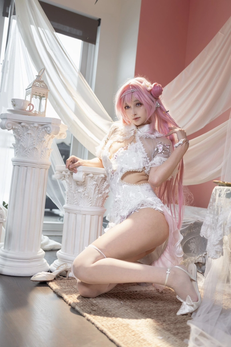 Cô Luisa cosplay với vóc dáng mềm mại đầy sức hút
