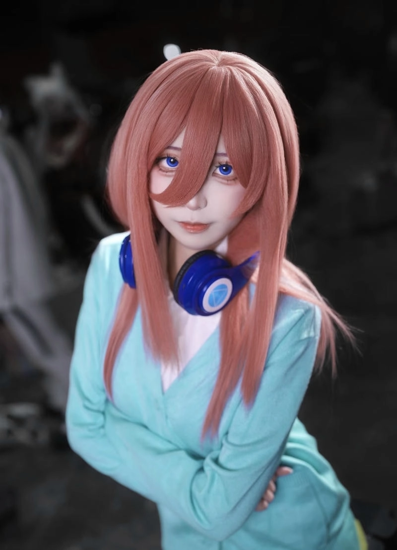 Cô gái mặc trang phục Miku Nakano cosplay xinh xắn