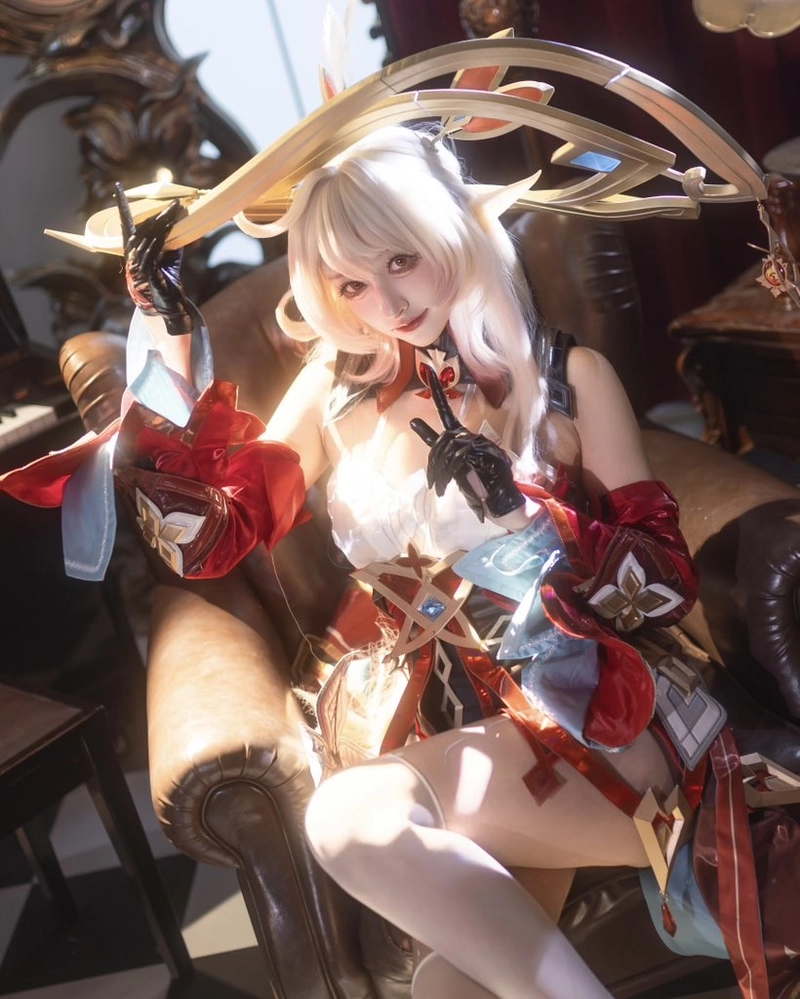Cô gái tạo dáng mềm mại trong bộ Luisa cosplay