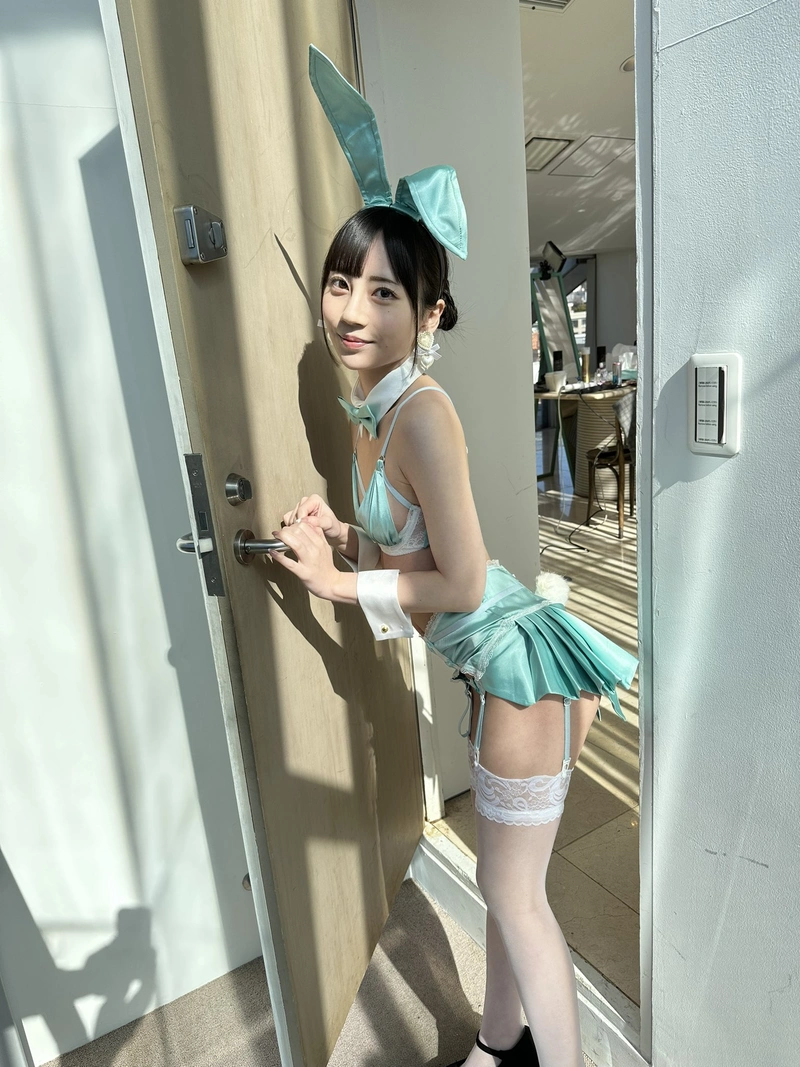 Cô nàng Nanasawa Mia bikini sexy sau cánh cửa